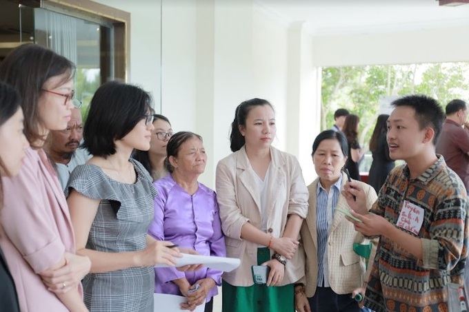 Đại biểu chia sẻ mô hình giảm thiểu rác thải nhựa bên lề Diễn đàn. 