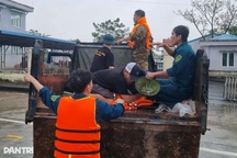 8 người cùng một gia đình nghi bị ngạt khí trong đêm lũ lớn