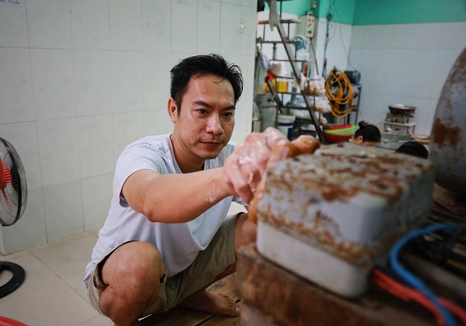 Gia đình 4 thế hệ làm giò chả thu 400 triệu đồng mỗi năm - 2 Gia đình 4 thế hệ làm giò chả thu 400 triệu đồng mỗi năm - 2