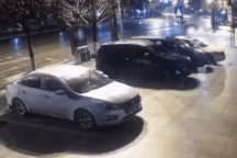 Màn phi thân vào chỗ đỗ đáng kinh ngạc của một chiếc sedan