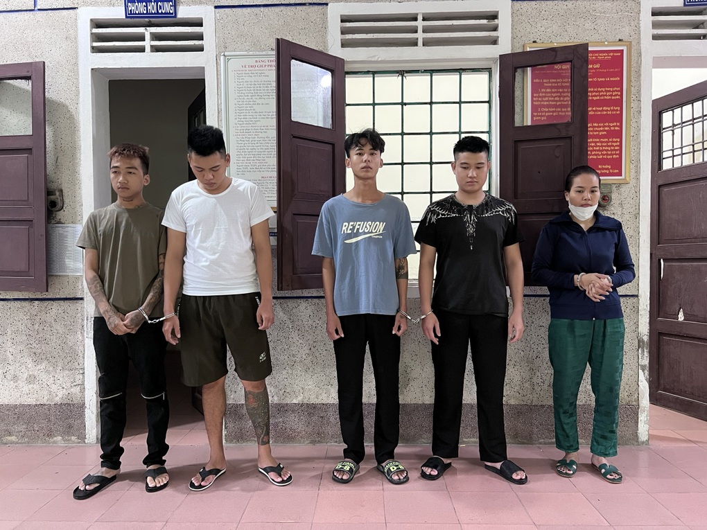 Người đàn ông quốc tịch Mỹ gần 60 tuổi bị chém khi đi dạo với bạn gái 9X - 1 Người đàn ông quốc tịch Mỹ gần 60 tuổi bị chém khi đi dạo với bạn gái 9X - 1