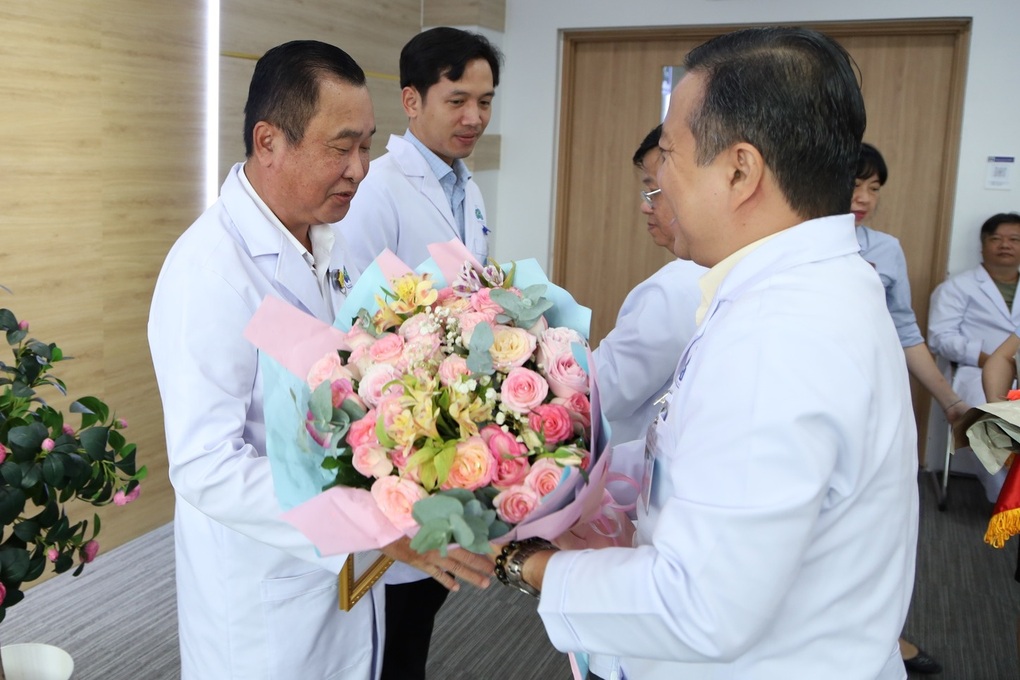 Bác sĩ cứu bé gái nguy kịch trên chuyến bay TPHCM - Hà Nội được khen thưởng - 1 Bác sĩ cứu bé gái nguy kịch trên chuyến bay TPHCM - Hà Nội được khen thưởng - 1
