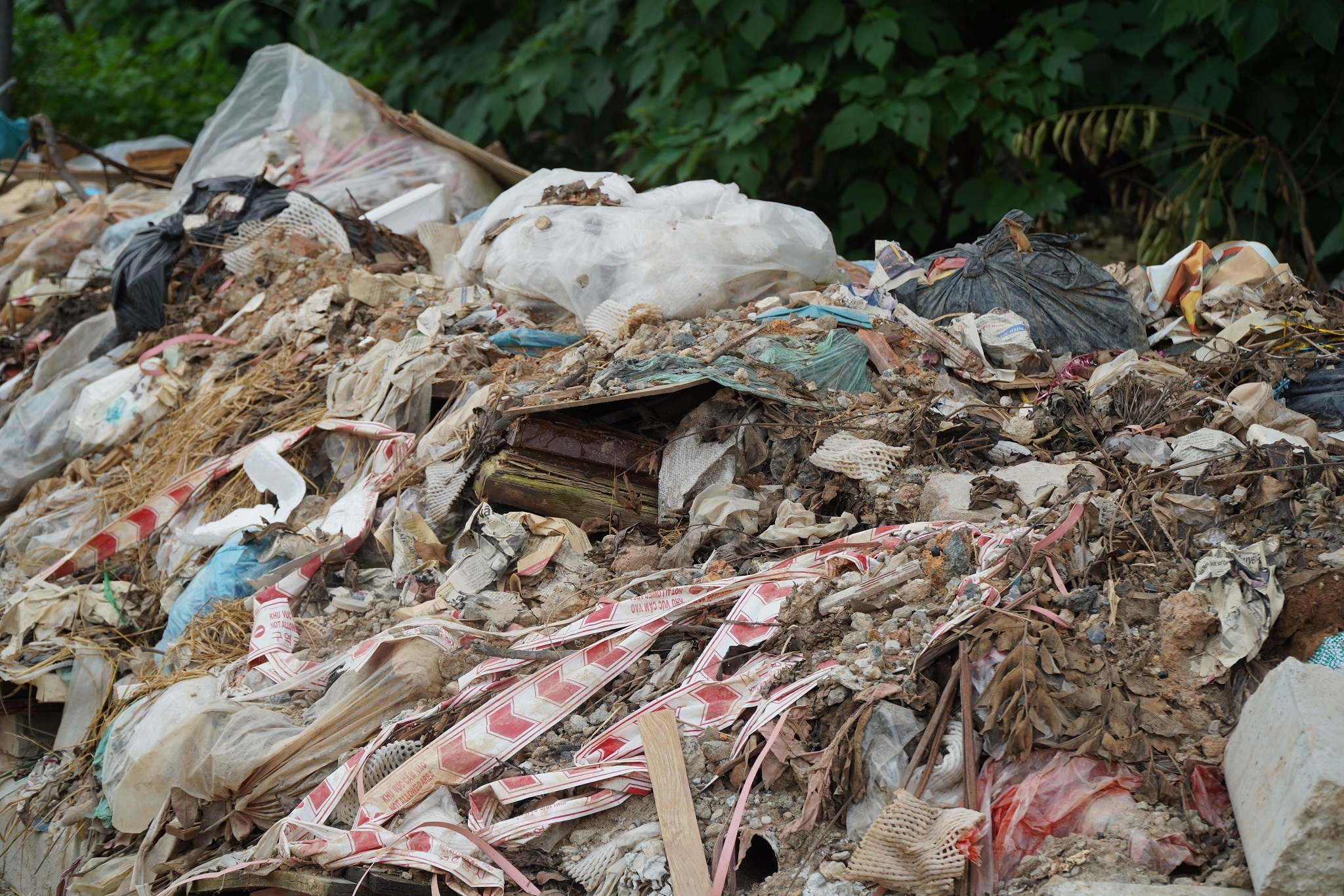 Hà Nội: Rác thải tràn lan trên đại lộ 7.500 tỷ đồng - 16