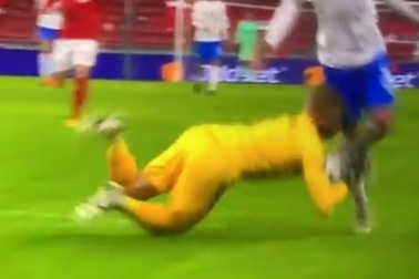 Pha va chạm khiến thủ thành Schmeichel chấn thương