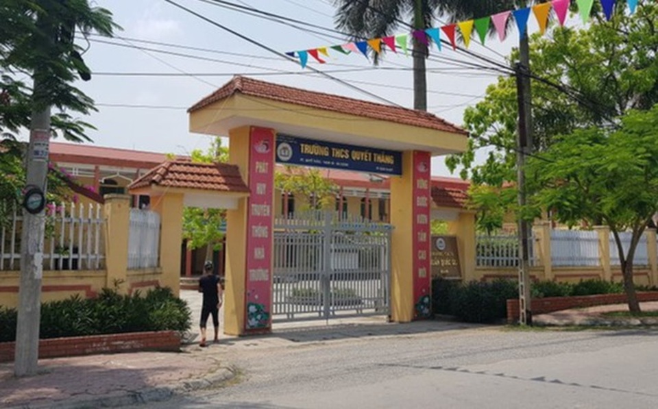 Vụ học sinh đi cắt tỉa cây bị điện giật chết: Cách chức hiệu trưởng - 1 Vụ học sinh đi cắt tỉa cây bị điện giật chết: Cách chức hiệu trưởng - 1