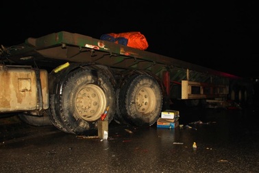 Vợ chồng chết thảm dưới bánh xe tải ngày giáp Tết