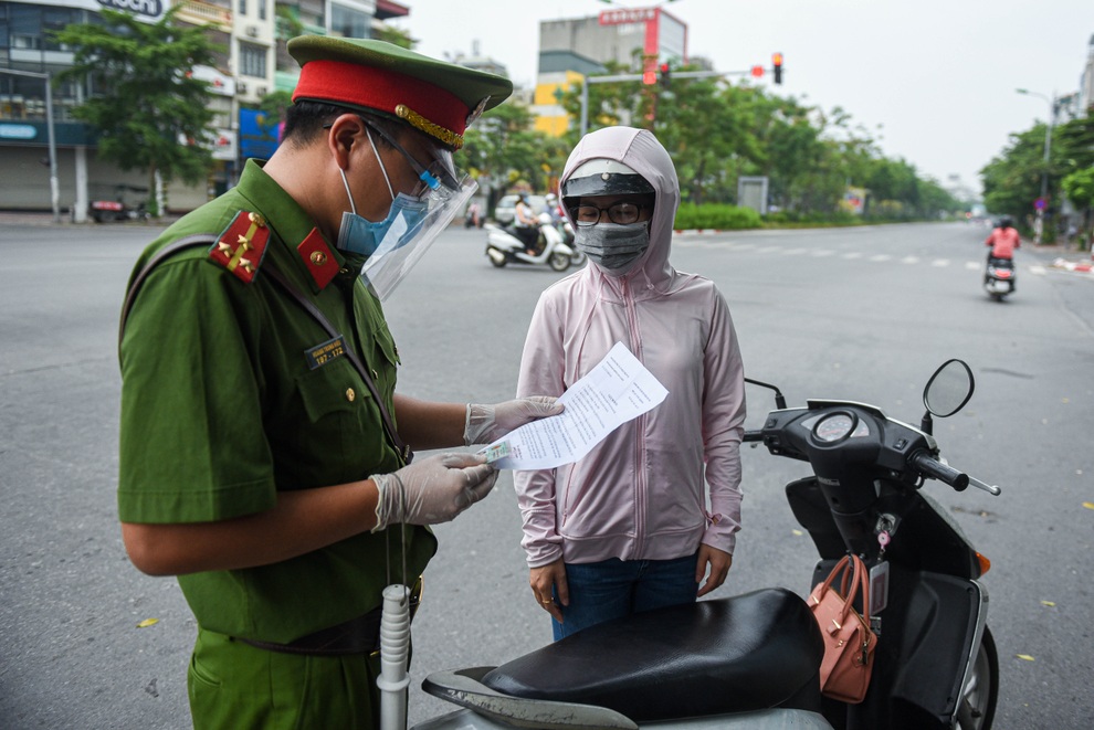Nhiều người dân thiếu giấy đi đường, đi chợ sai ngày, không đúng giờ - 6 Nhiều người dân thiếu giấy đi đường, đi chợ sai ngày, không đúng giờ - 6