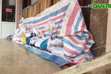 Bao tải cát quây kín nhà dân Đồ Sơn trước giờ bão số 3 đổ bộ
