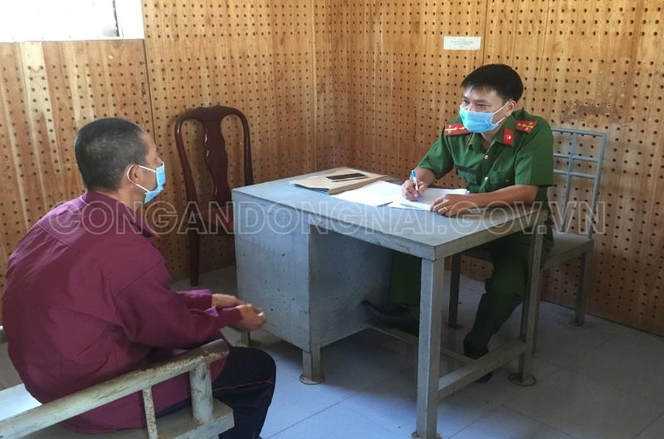 Bị đạp đổ nhiều chậu hoa và bị tát, người bán đánh trọng thương khách mua - 1 Bị đạp đổ nhiều chậu hoa và bị tát, người bán đánh trọng thương khách mua - 1