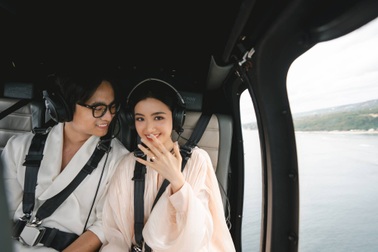 Cô gái xinh đẹp ở TPHCM  bất ngờ được bạn trai cầu hôn trên trực thăng