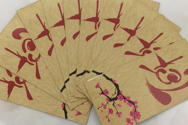 Người lớn "xấu xí" với tiền lì xì