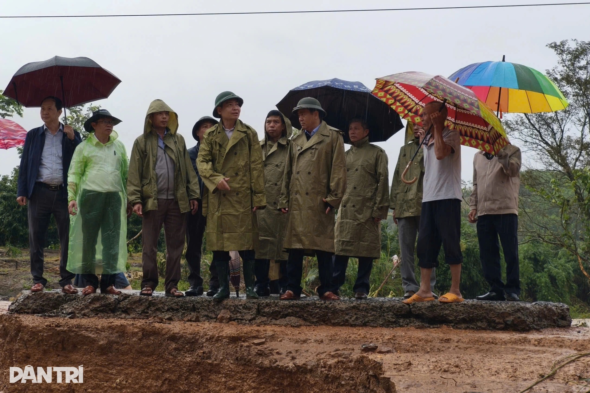 Sẽ xuyên đêm sơ tán người dân vùng lũ bằng mọi giá - 11 Sẽ xuyên đêm sơ tán người dân vùng lũ bằng mọi giá - 11