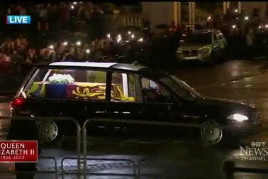 Đoàn xe chở linh cữu Nữ hoàng Anh về đến Cung điện Buckingham