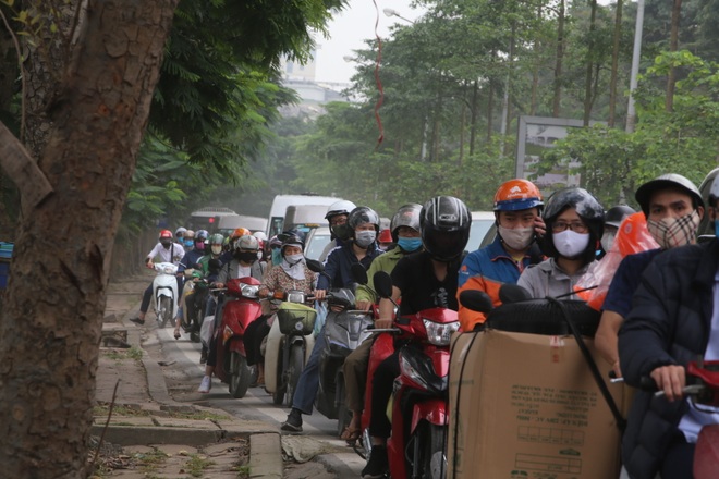Ngày đầu nghỉ lễ: Nhiều tuyến đường cửa ngõ thủ đô ùn tắc từ sáng đến trưa - 9 Ngày đầu nghỉ lễ: Nhiều tuyến đường cửa ngõ thủ đô ùn tắc từ sáng đến trưa - 9