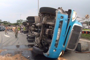 Phá cửa giải cứu tài xế kẹt cứng trong xe container bị lật