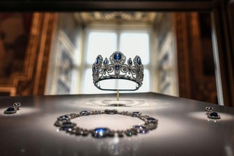 Trang sức bị trộm tại Bảo tàng Louvre ước tính trị giá 102 triệu USD