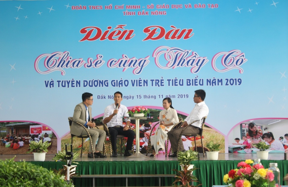 Thầy giáo trẻ và hành trình “ngăn dòng bỏ học” - 4 Thầy giáo trẻ và hành trình “ngăn dòng bỏ học” - 4