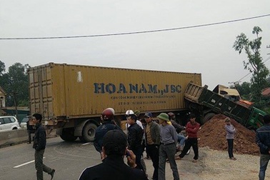 Container đâm xe tải, chắn ngang quốc lộ 1A