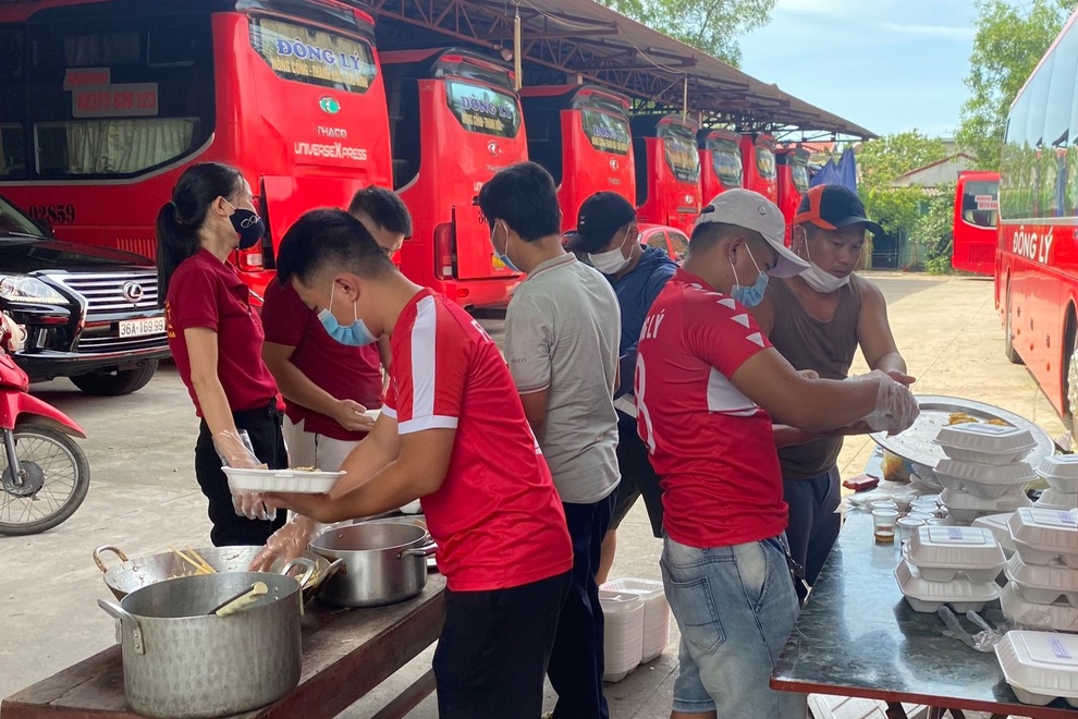 Hàng nghìn suất cơm nghĩa tình đến với bà con trong khu cách ly - 1 Hàng nghìn suất cơm nghĩa tình đến với bà con trong khu cách ly - 1