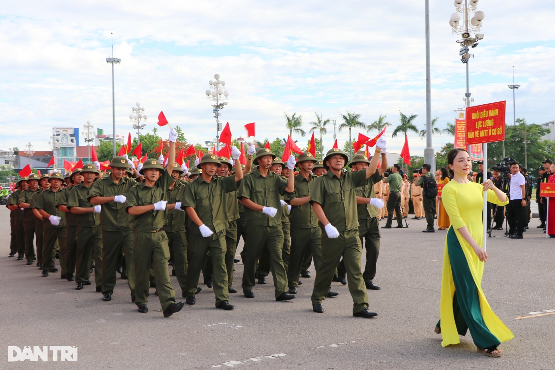 View - Bộ trưởng Công an dự lễ ra mắt lực lượng bảo vệ an ninh trật tự | Báo Dân trí