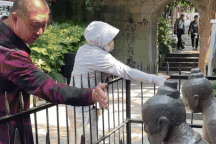 Vì sao bức tượng ở tư thế quỳ gối cúi đầu bị du khách đánh tát liên tục?