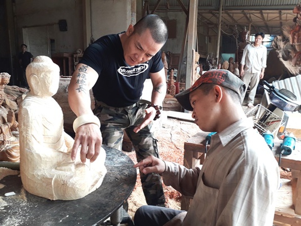 Người thầy dạy học trò khuyết tật thành nghệ nhân điêu khắc - 2 Người thầy dạy học trò khuyết tật thành nghệ nhân điêu khắc - 2