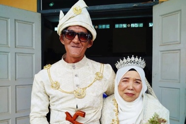 Cụ bà 70 tuổi lên xe hoa lần 3 với người đàn ông là trai tân 47 tuổi