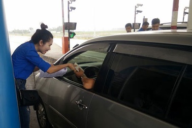 Nắng nóng 40 độ C, tài xế đi trên cao tốc được tặng khăn lạnh