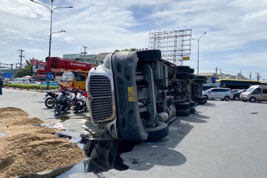 Xe container lật ngang tại vòng xoay TPHCM, giao thông ùn tắc
