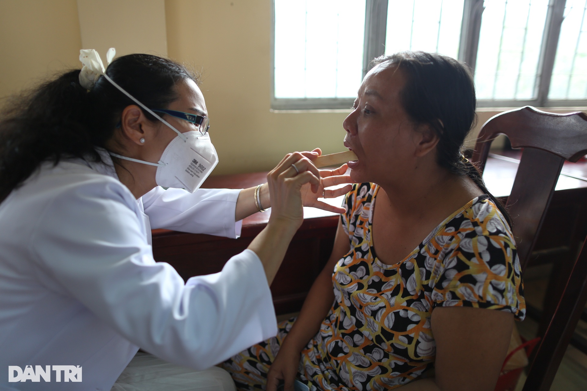 Người dân Trà Vinh được khám bệnh miễn phí, nhận học bổng từ báo Dân trí - 6 Người dân Trà Vinh được khám bệnh miễn phí, nhận học bổng từ báo Dân trí - 6