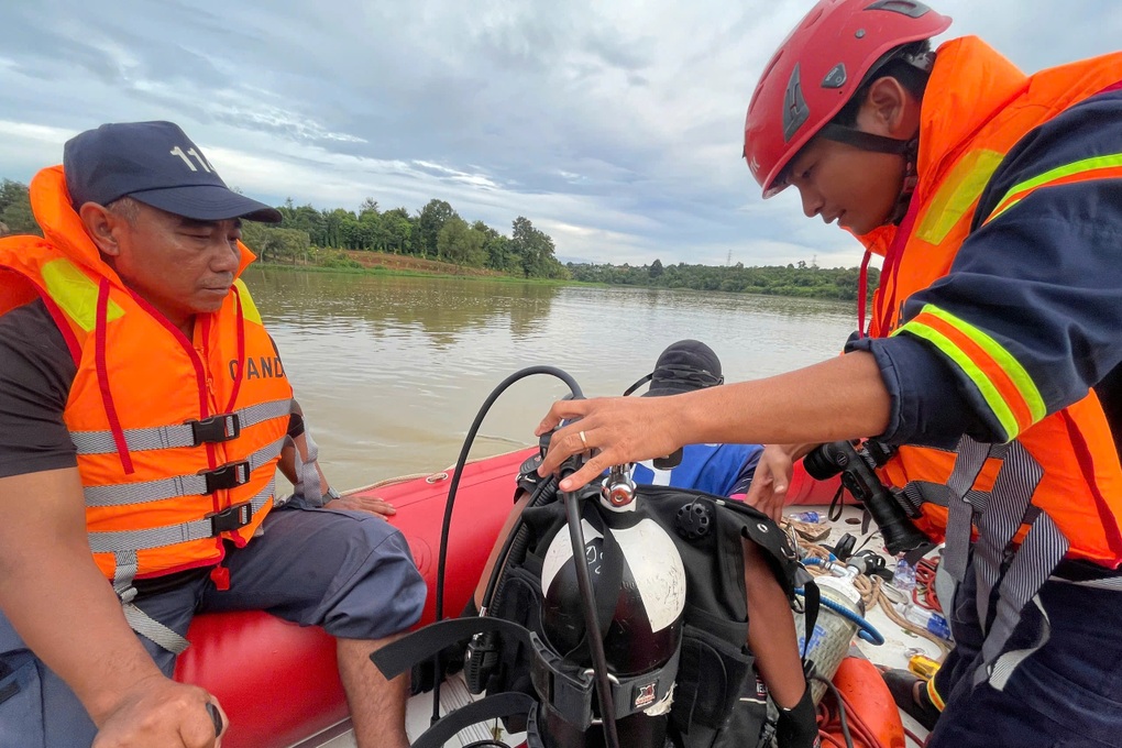 Tìm thấy thi thể nữ sinh lớp 12 dưới sông Sêrêpốk - 1 Tìm thấy thi thể nữ sinh lớp 12 dưới sông Sêrêpốk - 1