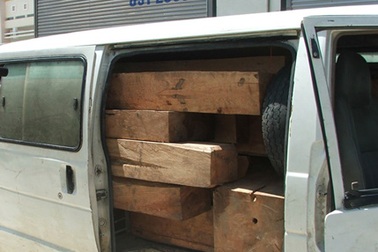 Một giờ truy đuổi xe tải chở gỗ lậu