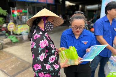 Đoàn viên Tổng công ty Phát điện 3 tuyên truyền tiết kiệm điện