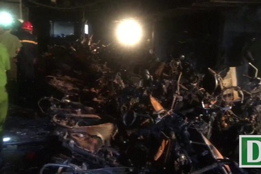 Những chiếc ô tô tan chảy, bụi phủ kín khi được đưa ra khỏi hầm