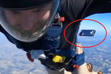 iPhone "sống sót" thần kỳ sau khi rơi từ độ cao hơn 4.200m