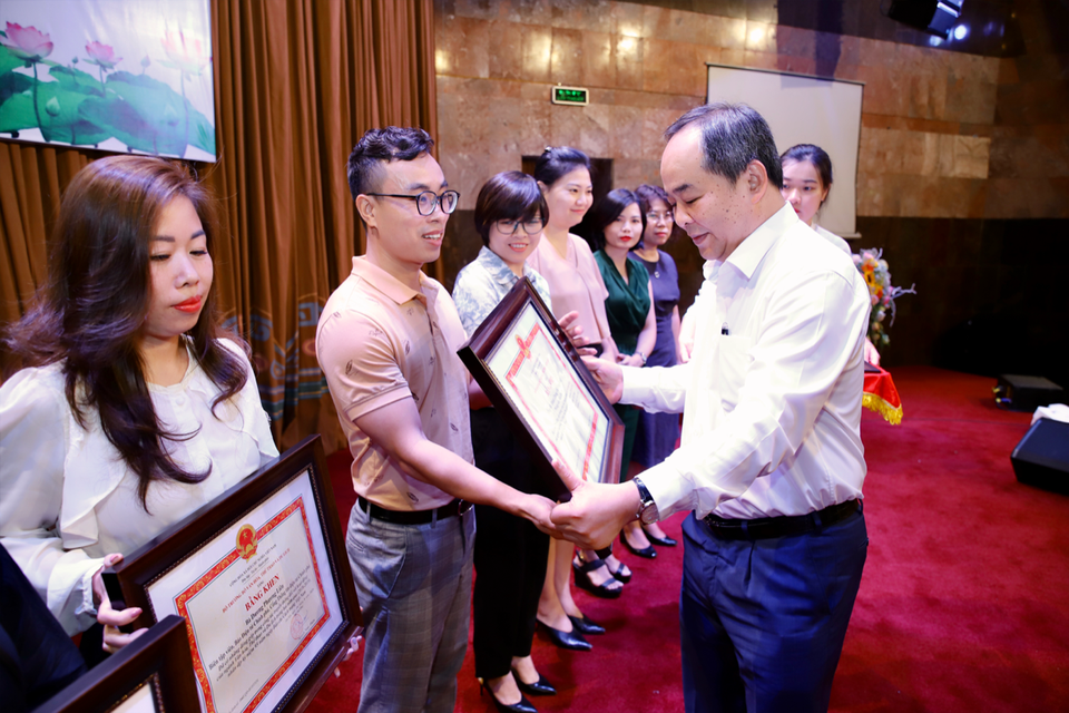 Bộ trưởng Bộ Văn hoá tặng Bằng khen cho phóng viên báo Dân trí - 1 Bộ trưởng Bộ Văn hoá tặng Bằng khen cho phóng viên báo Dân trí - 1
