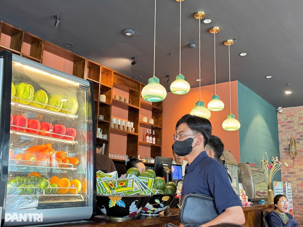 “Tổng tài” bịt khẩu trang đến quán cà phê xin lỗi: Tôi mất ngủ cả đêm - 2 “Tổng tài” bịt khẩu trang đến quán cà phê xin lỗi: Tôi mất ngủ cả đêm - 2