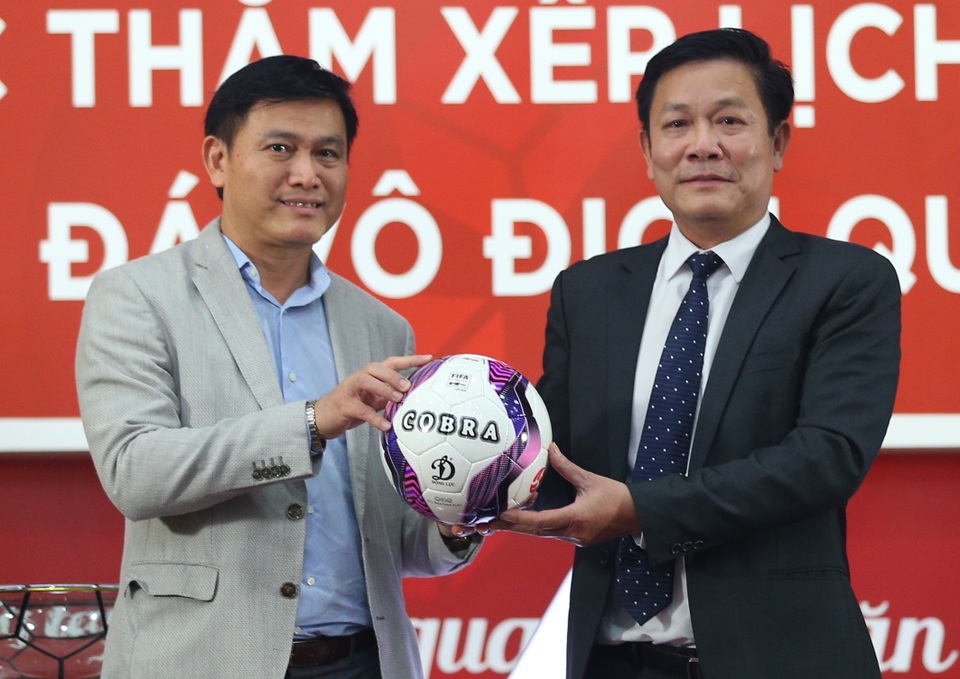 Mẫu bóng mới và trang phục trọng tài ở mùa giải V-League 2021 - 2 Mẫu bóng mới và trang phục trọng tài ở mùa giải V-League 2021 - 2