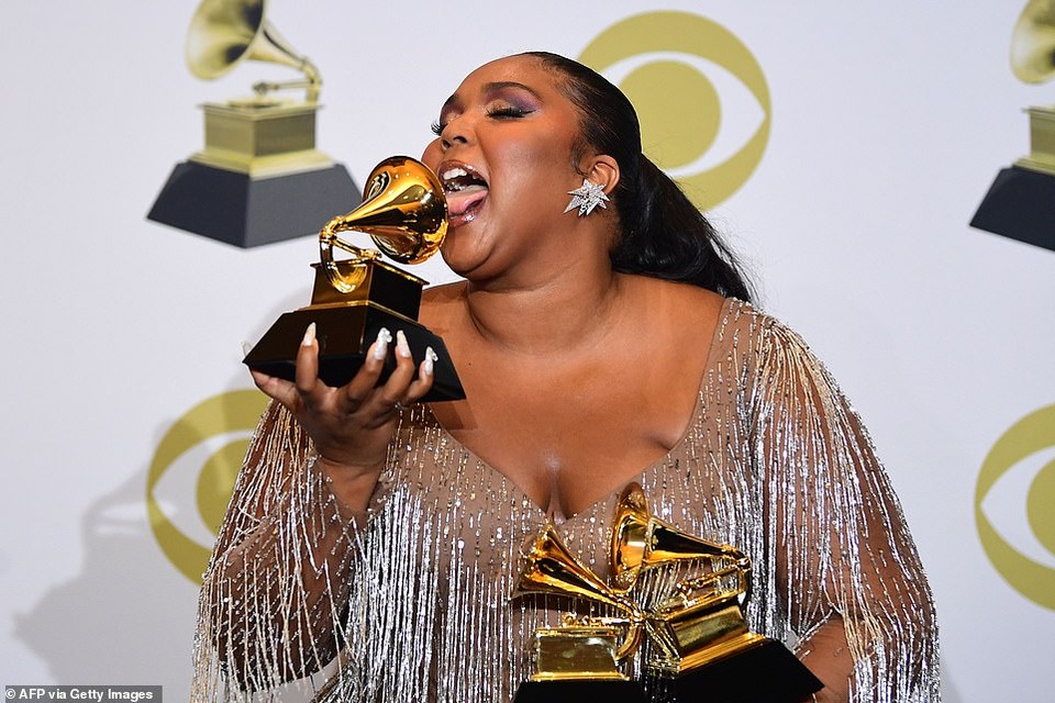 Lizzo khoe dáng ngoại cỡ bên 3 giải Grammy danh giá - 5 Lizzo khoe dáng ngoại cỡ bên 3 giải Grammy danh giá - 5