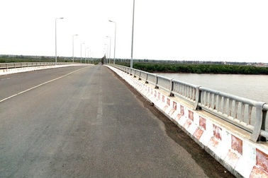 Tìm kiếm một nam dân quân tự vệ nghi nhảy sông tự tử