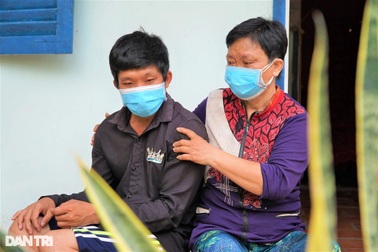 Bi đát cảnh cha mẹ nghèo bệnh tật nuôi 3 con nhiễm chất độc da cam