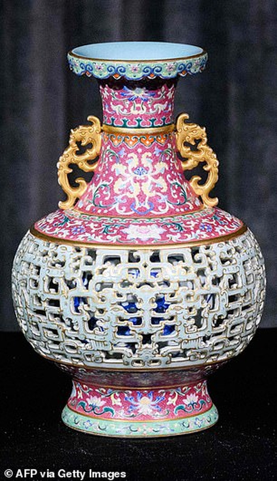 Ngỡ ngàng trở thành triệu phú khi bán chiếc bình cũ trong nhà 60 năm - 1 Ngỡ ngàng trở thành triệu phú khi bán chiếc bình cũ trong nhà 60 năm - 1