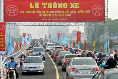 Thông xe cầu vượt lắp ghép dài nhất Hà Nội  