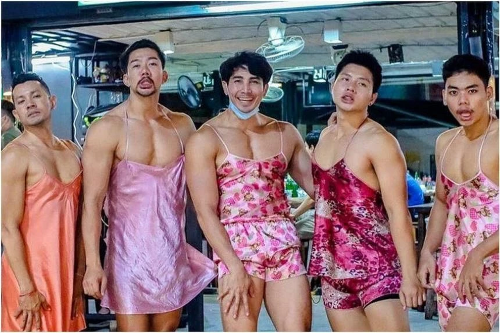 Quán hải sản nóng bỏng với dàn phục vụ nam cơ bắp vạm vỡ bất ngờ đóng cửa - 1 Quán hải sản nóng bỏng với dàn phục vụ nam cơ bắp vạm vỡ bất ngờ đóng cửa - 1