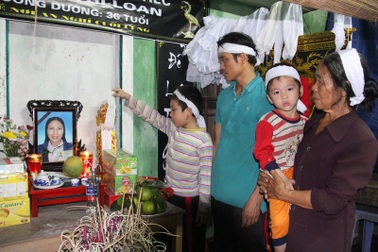 Rưng rưng nước mắt hai con thơ mất mẹ trong lũ