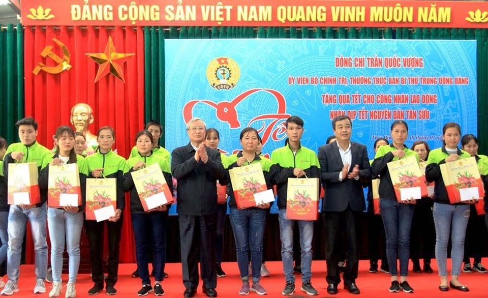 Thường trực Ban Bí thư Trần Quốc Vượng tặng quà tại Thái Bình - 1 Thường trực Ban Bí thư Trần Quốc Vượng tặng quà tại Thái Bình - 1