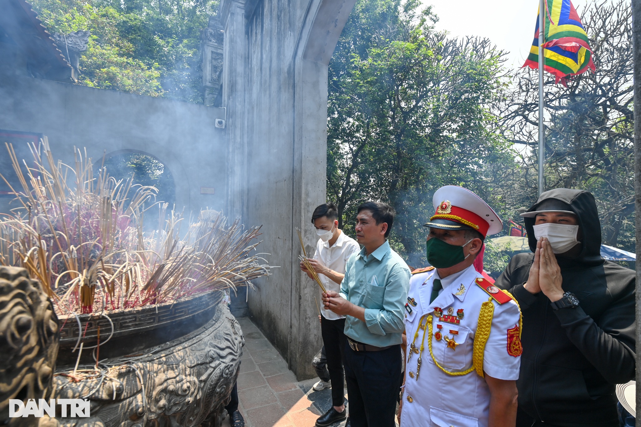 Hàng chục nghìn du khách đổ về đền Hùng dâng hương trước ngày giỗ Tổ - 12 Hàng chục nghìn du khách đổ về đền Hùng dâng hương trước ngày giỗ Tổ - 12