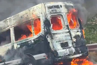 Ô tô 16 chỗ cháy ngùn ngụt trên cao tốc Phan Thiết - Dầu Giây