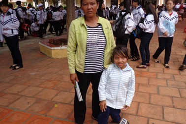 Cô bé dân tộc Ê đê cao 90cm mơ ước làm cô giáo