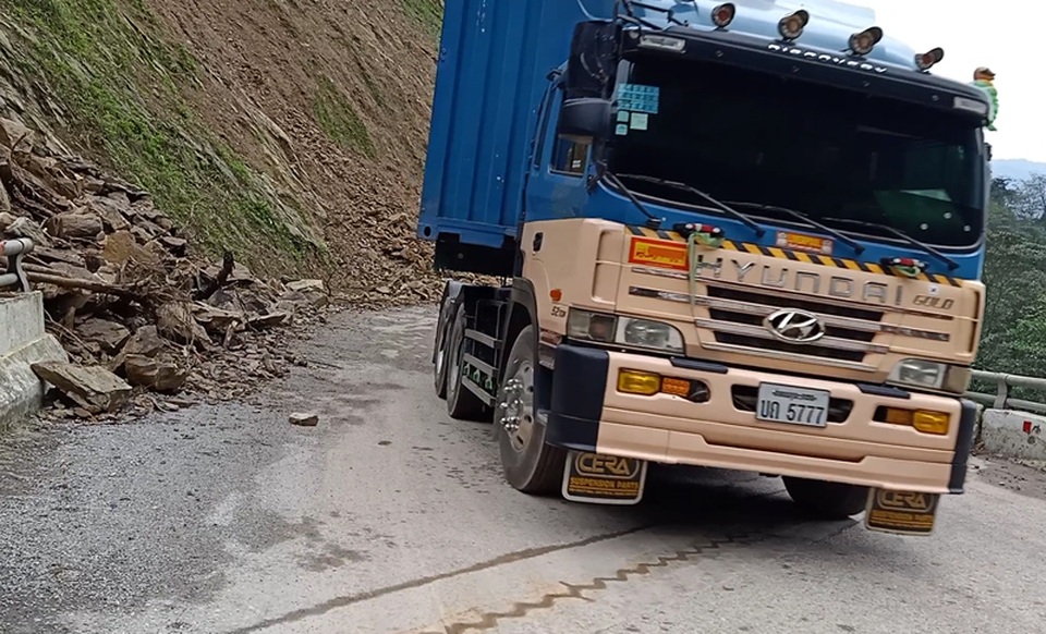 Đất đá sạt lở đe dọa tính mạng người dân trên quốc lộ - 3 Đất đá sạt lở đe dọa tính mạng người dân trên quốc lộ - 3
